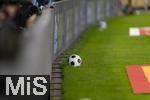 16.08.2025, Fussball Bundesliga 2025/2026, Franz-Beckenbauer-Supercup, VfB Stuttgart - FC Bayern Mnchen, in der MHP-Arena (Stuttgart). Der Spielball, (Spielblle) liegt auf einem Htchen bereit am Spielfeldrand. Exclusive Editiion von Derbystar fr den Supercup 2025. Im Retro-Design. Offizieller Spielball des Franz-Beckenbauer-Supercup 2025, Limitiert auf 250 Exemplare. Handgenht. 