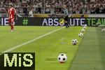 16.08.2025, Fussball Bundesliga 2025/2026, Franz-Beckenbauer-Supercup, VfB Stuttgart - FC Bayern Mnchen, in der MHP-Arena (Stuttgart). Der Spielball, (Spielblle) liegt auf einem Htchen bereit am Spielfeldrand. Exclusive Editiion von Derbystar fr den Supercup 2025. Im Retro-Design. Offizieller Spielball des Franz-Beckenbauer-Supercup 2025, Limitiert auf 250 Exemplare. Handgenht. 