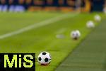 16.08.2025, Fussball Bundesliga 2025/2026, Franz-Beckenbauer-Supercup, VfB Stuttgart - FC Bayern Mnchen, in der MHP-Arena (Stuttgart). Der Spielball, (Spielblle) liegt auf einem Htchen bereit am Spielfeldrand. Exclusive Editiion von Derbystar fr den Supercup 2025. Im Retro-Design. Offizieller Spielball des Franz-Beckenbauer-Supercup 2025, Limitiert auf 250 Exemplare. Handgenht. 