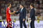 16.08.2025, Fussball Bundesliga 2025/2026, Franz-Beckenbauer-Supercup, VfB Stuttgart - FC Bayern Mnchen, in der MHP-Arena (Stuttgart).  DFL-Geschftsfhrer Steffen Merkel und Marc Lenz beglckwnschen Harry Kane (FC Bayern Mnchen) zum Titel.