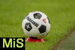 16.08.2025, Fussball Bundesliga 2025/2026, Franz-Beckenbauer-Supercup, VfB Stuttgart - FC Bayern Mnchen, in der MHP-Arena (Stuttgart). Der Spielball, (Spielblle) liegt auf einem Htchen bereit am Spielfeldrand. Exclusive Editiion von Derbystar fr den Supercup 2025. Im Retro-Design. Offizieller Spielball des Franz-Beckenbauer-Supercup 2025, Limitiert auf 250 Exemplare. Handgenht. 