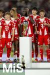 16.08.2025, Fussball Bundesliga 2025/2026, Franz-Beckenbauer-Supercup, VfB Stuttgart - FC Bayern Mnchen, in der MHP-Arena (Stuttgart). Siegerehrung,  der berhmte Kakadu aus Porzellan steht unter dem Pokal bereit. 