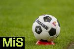 16.08.2025, Fussball Bundesliga 2025/2026, Franz-Beckenbauer-Supercup, VfB Stuttgart - FC Bayern Mnchen, in der MHP-Arena (Stuttgart). Der Spielball, (Spielblle) liegt auf einem Htchen bereit am Spielfeldrand. Exclusive Editiion von Derbystar fr den Supercup 2025. Im Retro-Design. Offizieller Spielball des Franz-Beckenbauer-Supercup 2025, Limitiert auf 250 Exemplare. Handgenht. 
