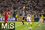 16.08.2025, Fussball Bundesliga 2025/2026, Franz-Beckenbauer-Supercup, VfB Stuttgart - FC Bayern Mnchen, in der MHP-Arena (Stuttgart). Der Spielball, (Spielblle) liegt auf einem Htchen bereit am Spielfeldrand. Exclusive Editiion von Derbystar fr den Supercup 2025. Im Retro-Design. Offizieller Spielball des Franz-Beckenbauer-Supercup 2025, Limitiert auf 250 Exemplare. Handgenht. 