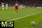 16.08.2025, Fussball Bundesliga 2025/2026, Franz-Beckenbauer-Supercup, VfB Stuttgart - FC Bayern Mnchen, in der MHP-Arena (Stuttgart). Der Spielball, (Spielblle) liegt auf einem Htchen bereit am Spielfeldrand. Exclusive Editiion von Derbystar fr den Supercup 2025. Im Retro-Design. Offizieller Spielball des Franz-Beckenbauer-Supercup 2025, Limitiert auf 250 Exemplare. Handgenht.