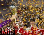 16.08.2025, Fussball Bundesliga 2025/2026, Franz-Beckenbauer-Supercup, VfB Stuttgart - FC Bayern Mnchen, in der MHP-Arena (Stuttgart). Siegerehrung,   Pokalbergabe, 