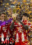 16.08.2025, Fussball Bundesliga 2025/2026, Franz-Beckenbauer-Supercup, VfB Stuttgart - FC Bayern Mnchen, in der MHP-Arena (Stuttgart). Siegerehrung,   Pokalbergabe, Dayot Upamecano (FC Bayern Mnchen) 