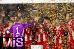 16.08.2025, Fussball Bundesliga 2025/2026, Franz-Beckenbauer-Supercup, VfB Stuttgart - FC Bayern Mnchen, in der MHP-Arena (Stuttgart). Siegerehrung, Torwart Manuel Neuer (FC Bayern Mnchen) mit dem Pokal, Dayot Upamecano (FC Bayern Mnchen) 