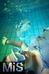 18.08.2025,  Bad Wrishofen im Unterallgu, in einem Schwimmbecken taucht die 18 Jhrige Kathi mit der Taucherbrille bis auf den Grund und macht Luftblasen. (Modelreleased) 