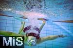18.08.2025,  Bad Wrishofen im Unterallgu, in einem Schwimmbecken taucht die 18 Jhrige Kathi mit der Taucherbrille ein. (Modelreleased)  