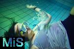 18.08.2025,  Bad Wrishofen im Unterallgu, in einem Schwimmbecken taucht die 18 Jhrige Kathi mit der Taucherbrille bis auf den Grund und macht Luftblasen. (Modelreleased) 