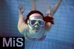 18.08.2025,  Bad Wrishofen im Unterallgu, in einem Schwimmbecken taucht die 18 Jhrige Kathi mit der Taucherbrille ein. (Modelreleased)  