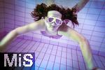 18.08.2025,  Bad Wrishofen im Unterallgu, in einem Schwimmbecken taucht die 18 Jhrige Kathi mit der Taucherbrille ein. (Modelreleased)  