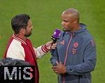 22.08.2025, Fussball Bundesliga 2025/2026, 1.Spieltag, FC Bayern Mnchen - RB Leipzig, in der Allianz-Arena Mnchen, TV Moderator Matthias Killing (Deutschland) spricht mit Trainer Vincent Kompany (FC Bayern Mnchen) 


