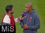 22.08.2025, Fussball Bundesliga 2025/2026, 1.Spieltag, FC Bayern Mnchen - RB Leipzig, in der Allianz-Arena Mnchen, TV Moderator Matthias Killing (Deutschland) spricht mit Trainer Vincent Kompany (FC Bayern Mnchen) 


