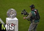 22.08.2025, Fussball Bundesliga 2025/2026, 1.Spieltag, FC Bayern Mnchen - RB Leipzig, in der Allianz-Arena Mnchen, 
Ein Kameramann fngt das Geschehen ein, hier die Meisterschale.

