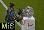 22.08.2025, Fussball Bundesliga 2025/2026, 1.Spieltag, FC Bayern Mnchen - RB Leipzig, in der Allianz-Arena Mnchen, 
Ein Kameramann fngt das Geschehen ein, hier die Meisterschale.

