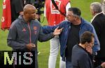 22.08.2025, Fussball Bundesliga 2025/2026, 1.Spieltag, FC Bayern Mnchen - RB Leipzig, in der Allianz-Arena Mnchen, v.l. Trainer Vincent Kompany (FC Bayern Mnchen) und Roy Makaay (Holland).


