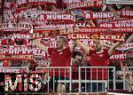 22.08.2025, Fussball Bundesliga 2025/2026, 1.Spieltag, FC Bayern Mnchen - RB Leipzig, in der Allianz-Arena Mnchen, Die Sdkurve hat ein anderes Trikot heraus gebracht , vorne die beiden tragen es



