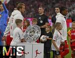 22.08.2025, Fussball Bundesliga 2025/2026, 1.Spieltag, FC Bayern Mnchen - RB Leipzig, in der Allianz-Arena Mnchen, Die Meisterschale
v.l. Harry Kane (FC Bayern Mnchen) und Michael Olise (FC Bayern Mnchen) 

