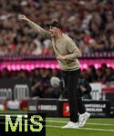 22.08.2025, Fussball Bundesliga 2025/2026, 1.Spieltag, FC Bayern Mnchen - RB Leipzig, in der Allianz-Arena Mnchen, Trainer Ole Werner (RB Leipzig) gestikuliert


