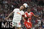 22.08.2025, Fussball Bundesliga 2025/2026, 1.Spieltag, FC Bayern Mnchen - RB Leipzig, in der Allianz-Arena Mnchen, 
v.l. David Raum (RB Leipzig) gegen Serge Gnabry (FC Bayern Mnchen) 

