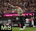 22.08.2025, Fussball Bundesliga 2025/2026, 1.Spieltag, FC Bayern Mnchen - RB Leipzig, in der Allianz-Arena Mnchen, Trainer Ole Werner (RB Leipzig) gestikuliert



