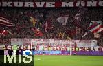 22.08.2025, Fussball Bundesliga 2025/2026, 1.Spieltag, FC Bayern Mnchen - RB Leipzig, in der Allianz-Arena Mnchen, 
Hermann Gerland hrt auf. die Sdkurve bedankt sich bei ihm. 
Der Tiger verlsst die groe Manege - Danke fr alles , Hermann

