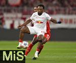 22.08.2025, Fussball Bundesliga 2025/2026, 1.Spieltag, FC Bayern Mnchen - RB Leipzig, in der Allianz-Arena Mnchen, v.l. Lois Openda (RB Leipzig) gegen Jonathan Tah (FC Bayern Mnchen) 


