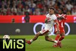 22.08.2025, Fussball Bundesliga 2025/2026, 1.Spieltag, FC Bayern Mnchen - RB Leipzig, in der Allianz-Arena Mnchen, Michael Olise (FC Bayern Mnchen) zieht ab, Vorbei an David Raum (RB Leipzig) 


