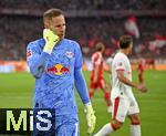 22.08.2025, Fussball Bundesliga 2025/2026, 1.Spieltag, FC Bayern Mnchen - RB Leipzig, in der Allianz-Arena Mnchen, Torwart Peter Gulacsi (RB Leipzig) ist nach dem 1:0 enttuscht


