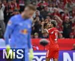 22.08.2025, Fussball Bundesliga 2025/2026, 1.Spieltag, FC Bayern Mnchen - RB Leipzig, in der Allianz-Arena Mnchen, Torwart Peter Gulacsi (RB Leipzig) enttuscht whrend Luis Diaz (FC Bayern Mnchen) jubelt.


