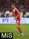 22.08.2025, Fussball Bundesliga 2025/2026, 1.Spieltag, FC Bayern Mnchen - RB Leipzig, in der Allianz-Arena Mnchen, Josip Stanisic (Bayern Mnchen) am Ball.


