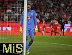 22.08.2025, Fussball Bundesliga 2025/2026, 1.Spieltag, FC Bayern Mnchen - RB Leipzig, in der Allianz-Arena Mnchen, Torwart Peter Gulacsi (RB Leipzig) ist unzufrieden.


