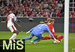 22.08.2025, Fussball Bundesliga 2025/2026, 1.Spieltag, FC Bayern Mnchen - RB Leipzig, in der Allianz-Arena Mnchen, 
Harry Kane (FC Bayern Mnchen) mit Torchance gegen Torwart Peter Gulacsi (RB Leipzig) 


