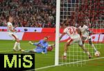 22.08.2025, Fussball Bundesliga 2025/2026, 1.Spieltag, FC Bayern Mnchen - RB Leipzig, in der Allianz-Arena Mnchen, Harry Kane (FC Bayern Mnchen) trifft zum 4:0 gegen Torwart Peter Gulacsi (RB Leipzig) 


