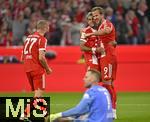 22.08.2025, Fussball Bundesliga 2025/2026, 1.Spieltag, FC Bayern Mnchen - RB Leipzig, in der Allianz-Arena Mnchen, 
Torjubel von v.l. Konrad Laimer (FC Bayern Mnchen), Luis Diaz (FC Bayern Mnchen) und Harry Kane (FC Bayern Mnchen) unten der geschlagene Torwart Peter Gulacsi (RB Leipzig) 

