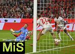 22.08.2025, Fussball Bundesliga 2025/2026, 1.Spieltag, FC Bayern Mnchen - RB Leipzig, in der Allianz-Arena Mnchen, Harry Kane (FC Bayern Mnchen) trifft zum 4:0 gegen Torwart Peter Gulacsi (RB Leipzig) 


