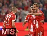 22.08.2025, Fussball Bundesliga 2025/2026, 1.Spieltag, FC Bayern Mnchen - RB Leipzig, in der Allianz-Arena Mnchen, Torjubel v.l. Konrad Laimer (FC Bayern Mnchen), Luis Diaz (FC Bayern Mnchen) und Harry Kane (FC Bayern Mnchen) 



