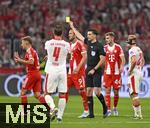 22.08.2025, Fussball Bundesliga 2025/2026, 1.Spieltag, FC Bayern Mnchen - RB Leipzig, in der Allianz-Arena Mnchen, Joshua Kimmich (FC Bayern Mnchen) sieht die gelbe Karte von Florian Badstbner (Windsbach).


