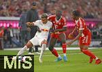 22.08.2025, Fussball Bundesliga 2025/2026, 1.Spieltag, FC Bayern Mnchen - RB Leipzig, in der Allianz-Arena Mnchen, v.l. Antonio Nusa (RB Leipzig) gegen Dayot Upamecano (FC Bayern Mnchen) und Michael Olise (FC Bayern Mnchen) 


