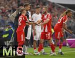 22.08.2025, Fussball Bundesliga 2025/2026, 1.Spieltag, FC Bayern Mnchen - RB Leipzig, in der Allianz-Arena Mnchen, v.l. Lennart Karl (FC Bayern Mnchen) , Konrad Laimer (FC Bayern Mnchen) und Sacha Boey (FC Bayern Mnchen) bei der ersten Einwechslung von Lennart Karl (FC Bayern Mnchen) 


