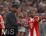 22.08.2025, Fussball Bundesliga 2025/2026, 1.Spieltag, FC Bayern Mnchen - RB Leipzig, in der Allianz-Arena Mnchen, v.l. Trainer Vincent Kompany (FC Bayern Mnchen) und Serge Gnabry (FC Bayern Mnchen) 


