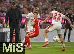 22.08.2025, Fussball Bundesliga 2025/2026, 1.Spieltag, FC Bayern Mnchen - RB Leipzig, in der Allianz-Arena Mnchen, Trainer Vincent Kompany (FC Bayern Mnchen) schaut zu. v.l. Antonio Nusa (RB Leipzig), Lennart Karl (FC Bayern Mnchen) und David Raum (RB Leipzig) 


