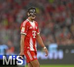 22.08.2025, Fussball Bundesliga 2025/2026, 1.Spieltag, FC Bayern Mnchen - RB Leipzig, in der Allianz-Arena Mnchen, Aleksandar Pavlovic (Bayern Mnchen) mit Gesichtsmaske 

