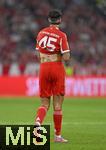 22.08.2025, Fussball Bundesliga 2025/2026, 1.Spieltag, FC Bayern Mnchen - RB Leipzig, in der Allianz-Arena Mnchen, Aleksandar Pavlovic (Bayern Mnchen) am Rcken mit Pflaster

