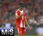 22.08.2025, Fussball Bundesliga 2025/2026, 1.Spieltag, FC Bayern Mnchen - RB Leipzig, in der Allianz-Arena Mnchen, Aleksandar Pavlovic (Bayern Mnchen) mit Gesichtsmaske 

