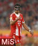 22.08.2025, Fussball Bundesliga 2025/2026, 1.Spieltag, FC Bayern Mnchen - RB Leipzig, in der Allianz-Arena Mnchen, Aleksandar Pavlovic (Bayern Mnchen)  mit dem Daumen nach oben.


