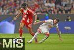 22.08.2025, Fussball Bundesliga 2025/2026, 1.Spieltag, FC Bayern Mnchen - RB Leipzig, in der Allianz-Arena Mnchen, Aleksandar Pavlovic (Bayern Mnchen)  setzt sich durch,


