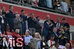 22.08.2025, Fussball Bundesliga 2025/2026, 1.Spieltag, FC Bayern Mnchen - RB Leipzig, in der Allianz-Arena Mnchen, Ehren-Prsident Uli Hoene (FC Bayern Mnchen, Hoeness) jubelt zum Schluss. Sportvorstand Max Eberl (Bayern Mnchen) ist schon runter


